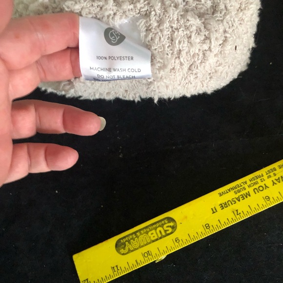 Brand New! Cozy Cream/Gray Throw Blanket - Picture 3 of 3